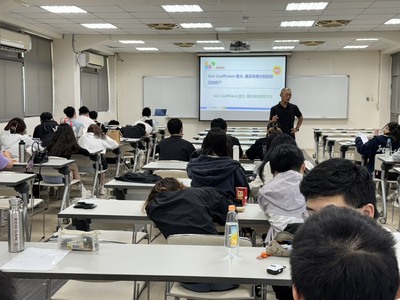 講師授課中圖片