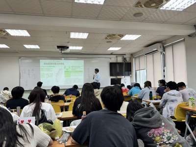 講師授課中圖片