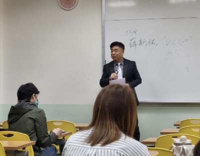 講師授課中圖片