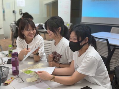 說明:學生們積極分享各自設計構想圖片