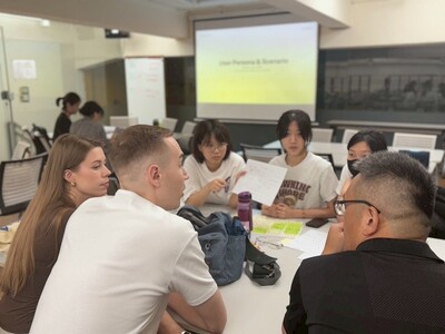 說明:老師與同學的積極討論圖片