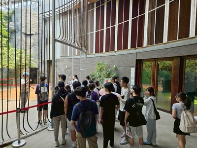 導覽人員講解該建築的結構設計圖片