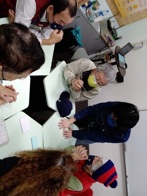 林楷潔老師與樂齡學員討論桌遊設計