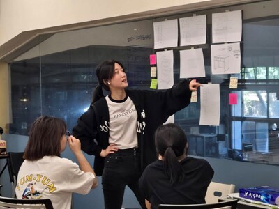 說明:組員間極積討論想法圖片