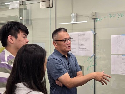 說明:講師協助學生釐清設計方向與構想重點圖片