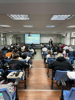 【A1-3】114.12.08 化生系114-1「化工生技概論」專題講座 -「記憶體原來離我們這麼近：從化學反應到晶圓製程」圖片