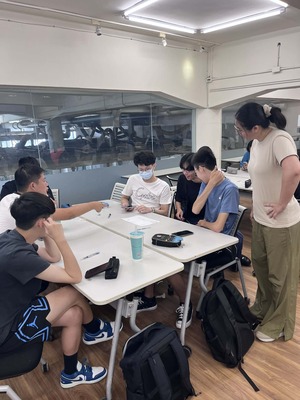 業師引導學生進行反思討論的互動場景圖片