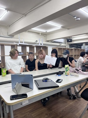 小組錄製反思短片的場景，呈現學生回顧與分享的學習歷程圖片