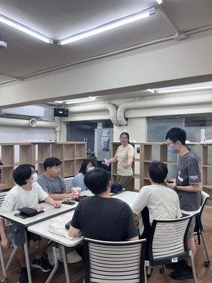 業師引導學生進行反思討論的互動場景圖片