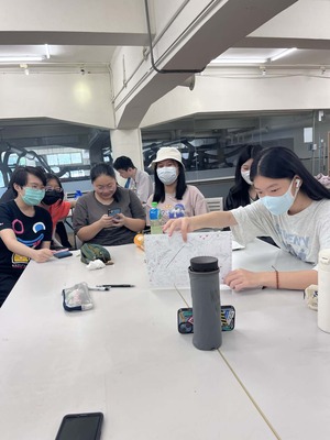 小組錄製反思短片的場景，呈現學生回顧與分享的學習歷程圖片