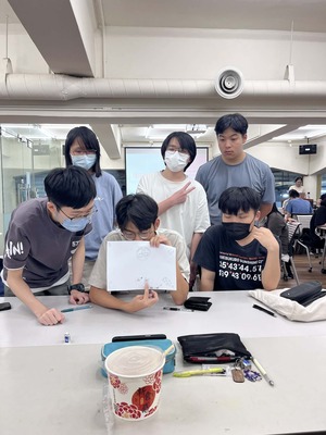 小組錄製反思短片的場景，呈現學生回顧與分享的學習歷程圖片