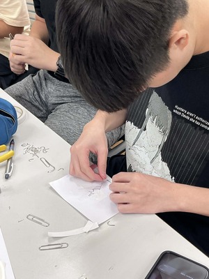 學生專注的將迴紋針化成材料創作小組Logo圖片