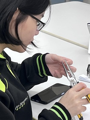 學生專注的將迴紋針化成材料創作小組Logo圖片