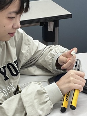 學生專注的將迴紋針化成材料創作小組Logo圖片