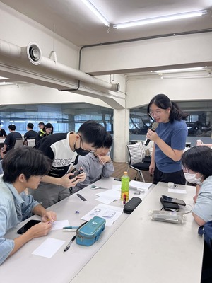 業師講解徽章四大元素的課堂場景圖片