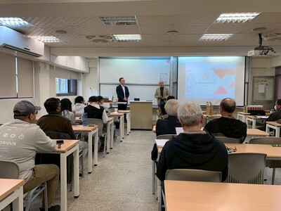 系主任開場，介紹系友圖片