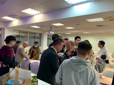 講座結束系友與學生進行QA交流圖片