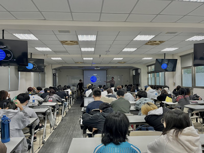 課堂全景，老師介紹講師為大同畢業學長。圖片