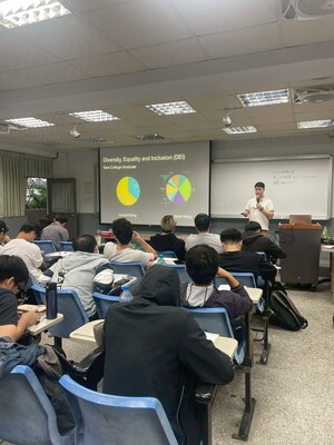 【A1-3】114.11.17 化生系114-1「化工生技概論」專題講座 -「美光工程師日常來嘍~」圖片