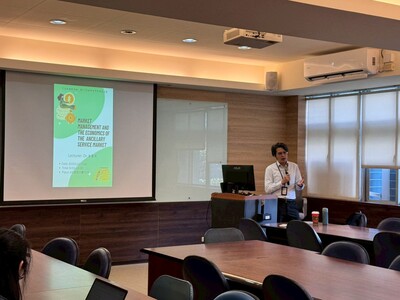 講師授課中圖片