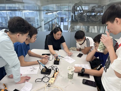 業師指導電烙鐵的安全使用方式圖片