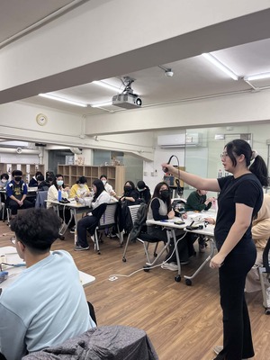 業師指導電烙鐵的安全使用方式圖片