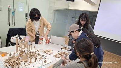 學生專注的從動手實作中回顧整學期的設計體驗圖片