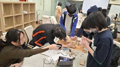 業師引導學生們回顧創作過程圖片