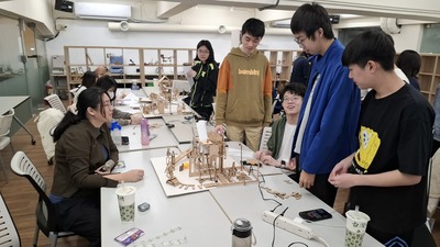 業師引導學生們回顧創作過程圖片