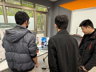 學生與技術團隊業師討論圖片