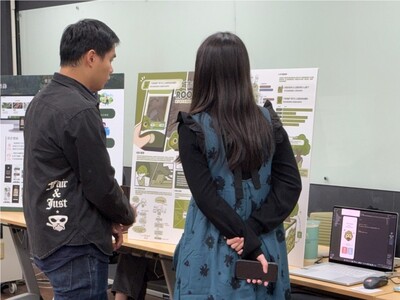 學生與技術團隊業師討論圖片