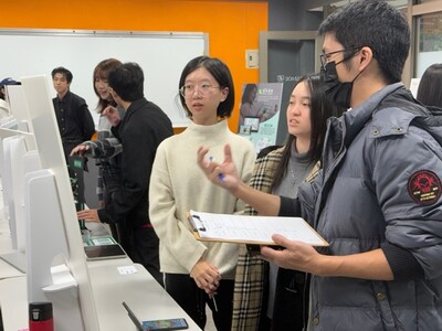 學生與技術團隊業師討論圖片