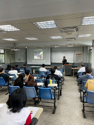 【A1-3】114.11.10 化生系114-1「化工生技概論」專題講座 -「關於跨領域-從學校到工作」圖片