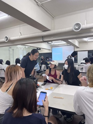 學生使用手機召喚AI角色（如ChatGPT畫面），展示人機協作的學習模式圖片